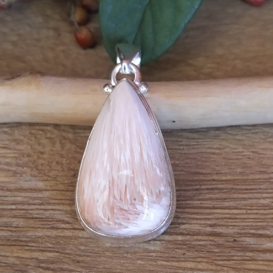 Pendentif en argent et scolécite sertie taillée en forme de poire