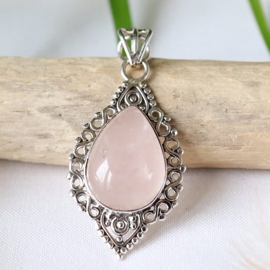 Pendentif forme goutte en argent ciselé et quartz rose - Petite Rainette