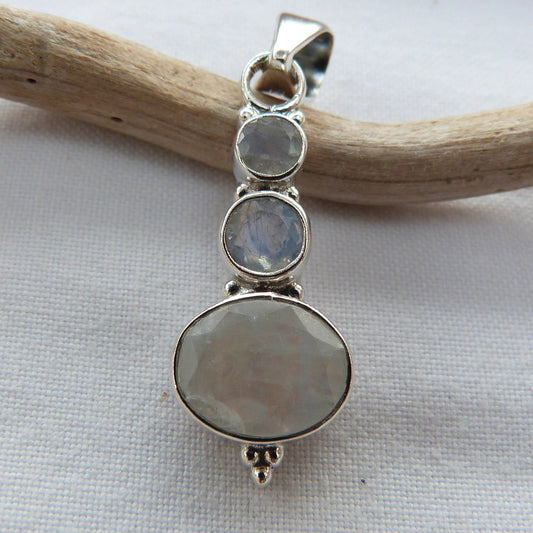 Pendentif en argent et 3 pierres de lune à facettes