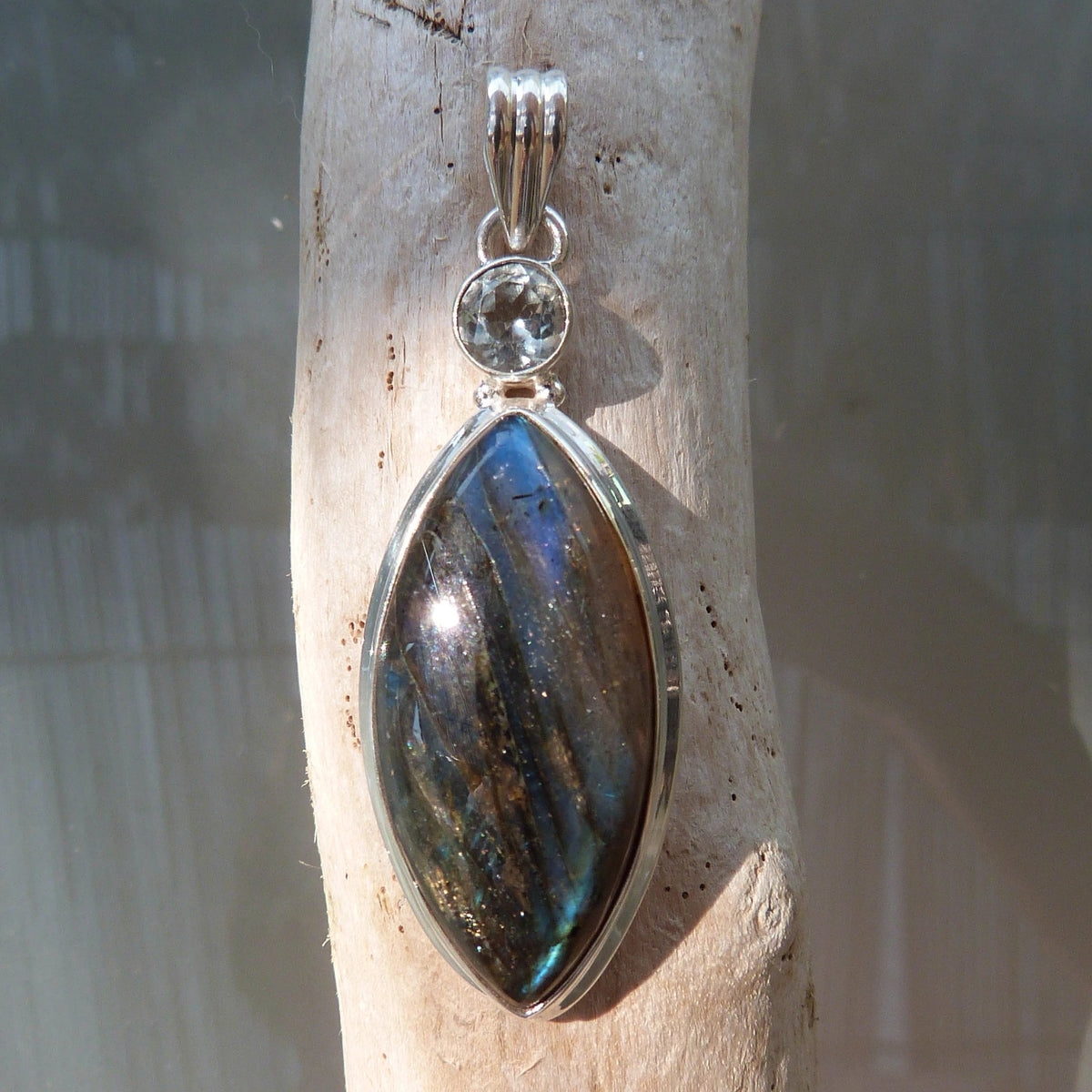 Pendentif  argent en labradorite forme navette et topaze bleue à facettes