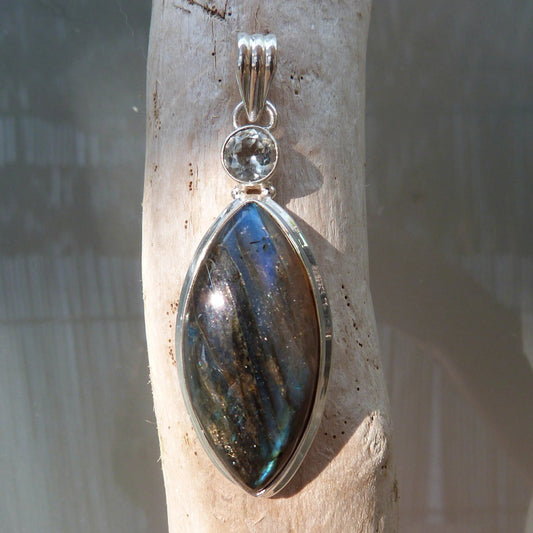 Pendentif  argent en labradorite forme navette et topaze bleue à facettes