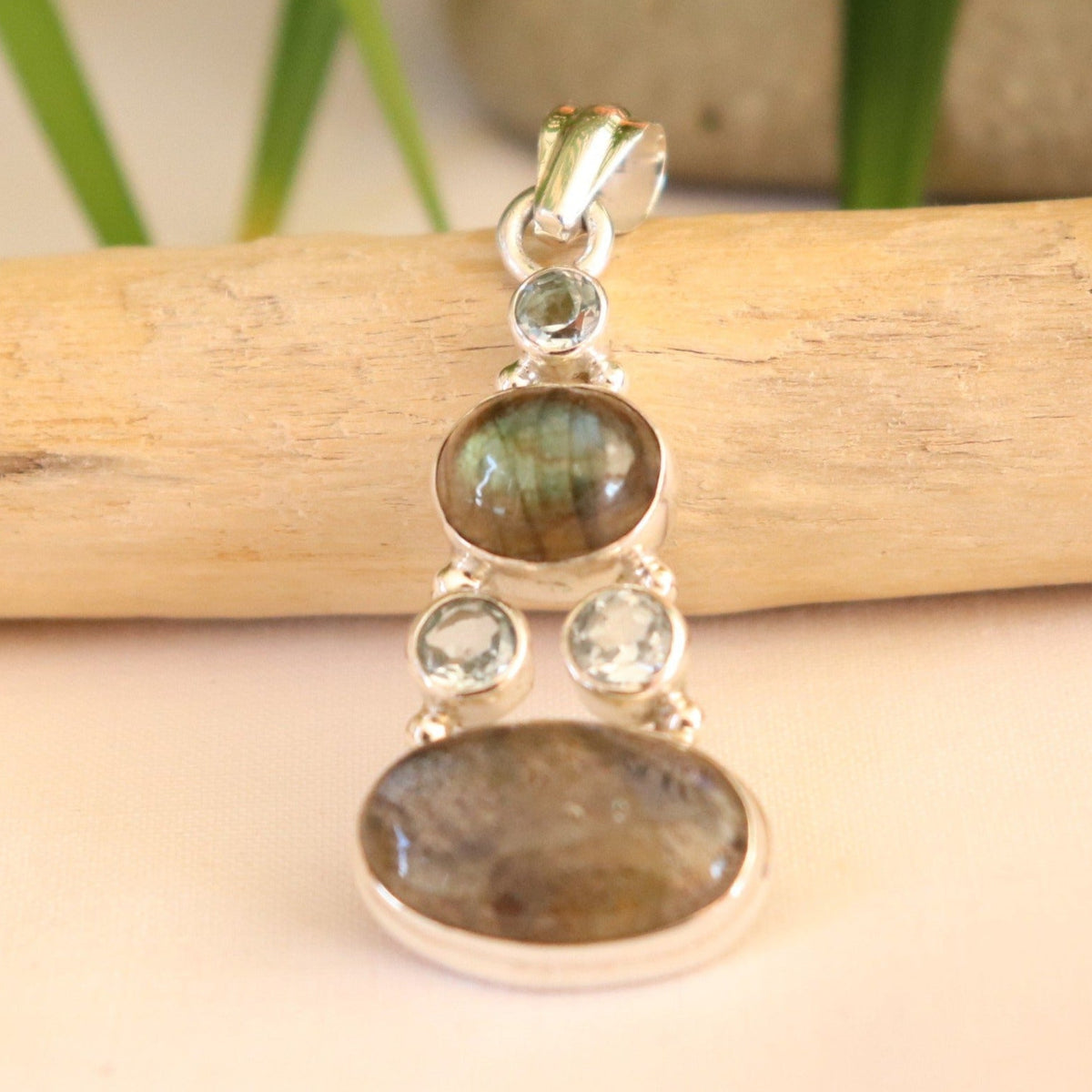 Pendentif argent en labradorites ovales et topazes bleues à facettes