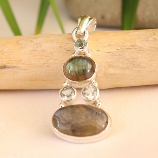 Pendentif argent en labradorites ovales et topazes bleues à facettes