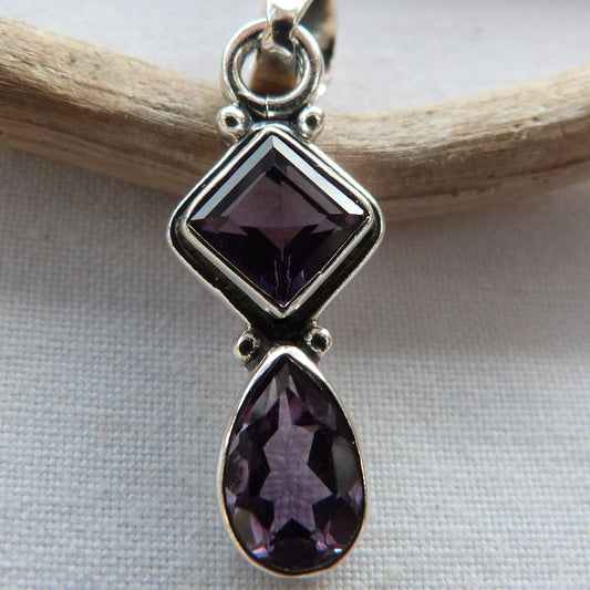Pendentif en argent et améthystes taillées carrées et forme poire