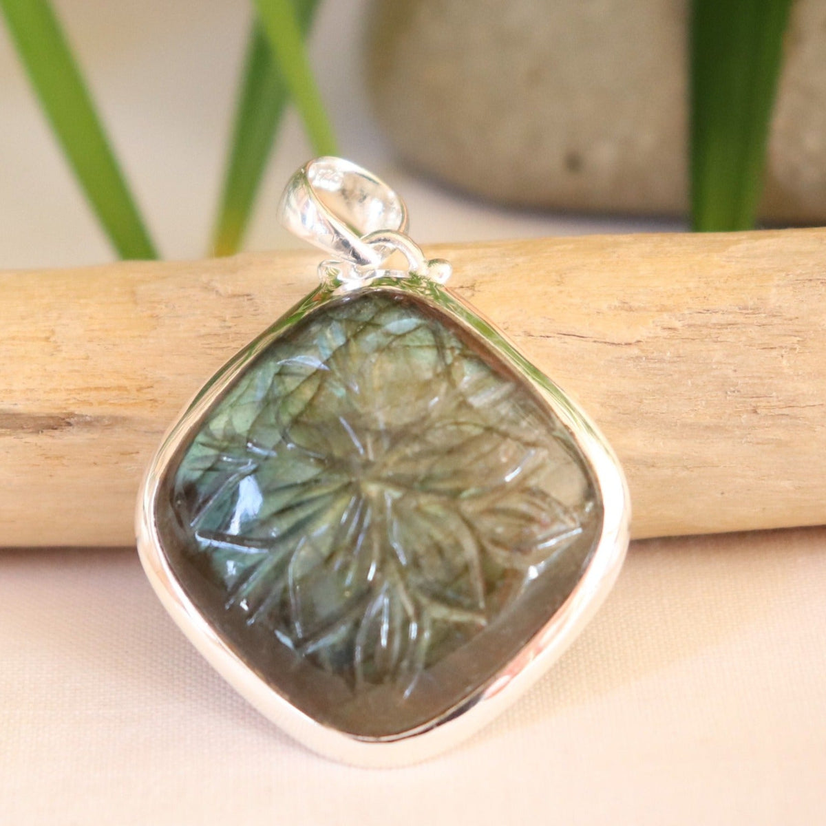Pendentif en argent et labradorite gravée fleur - Petite Rainette