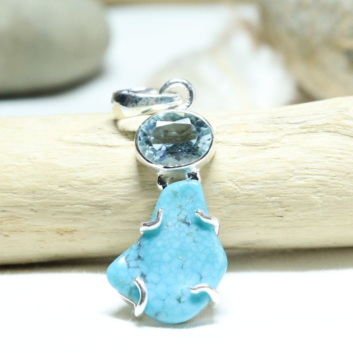Pendentif en argent turquoise du Mexique sur griffes et topaze bleue  sertie