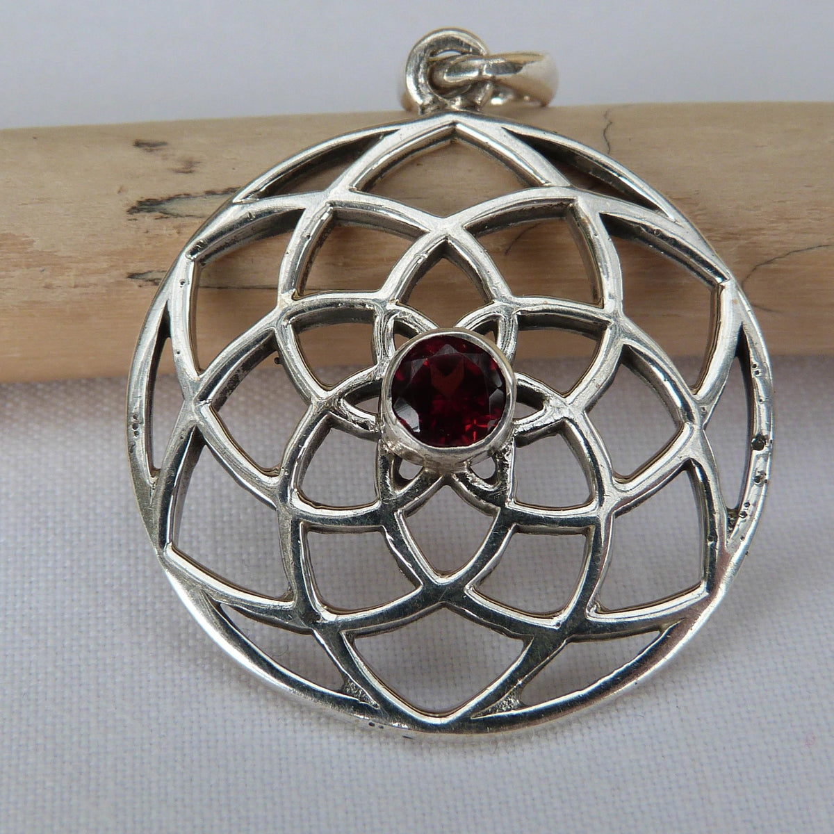 Pendentif rond fleur de lotus en argent avec grenat serti à facettes