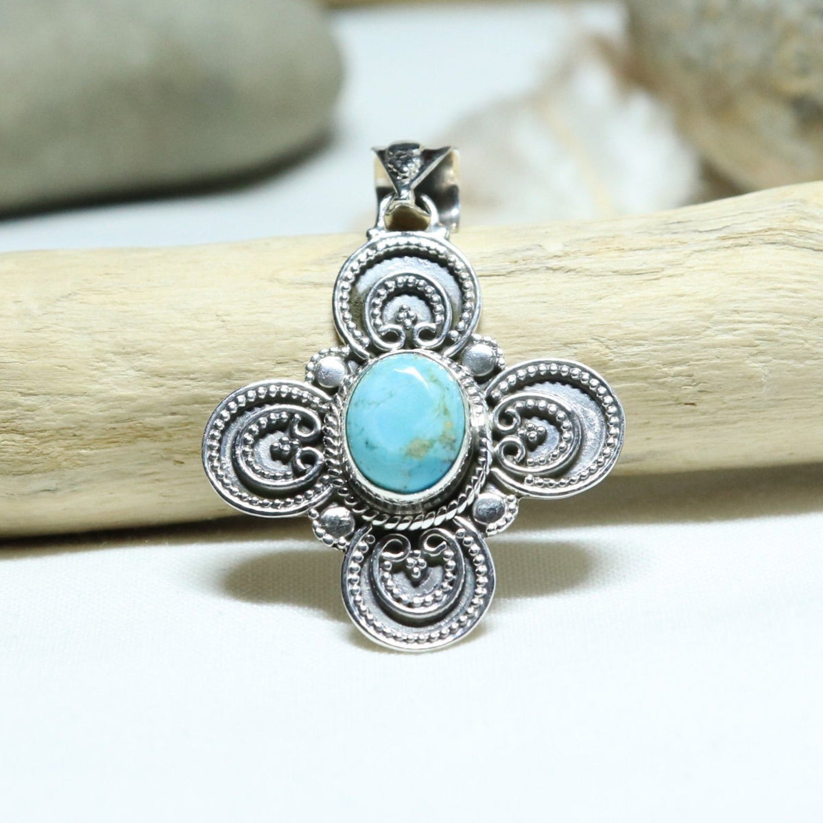 Pendentif en argent travaillé et véritable turquoise Kingman