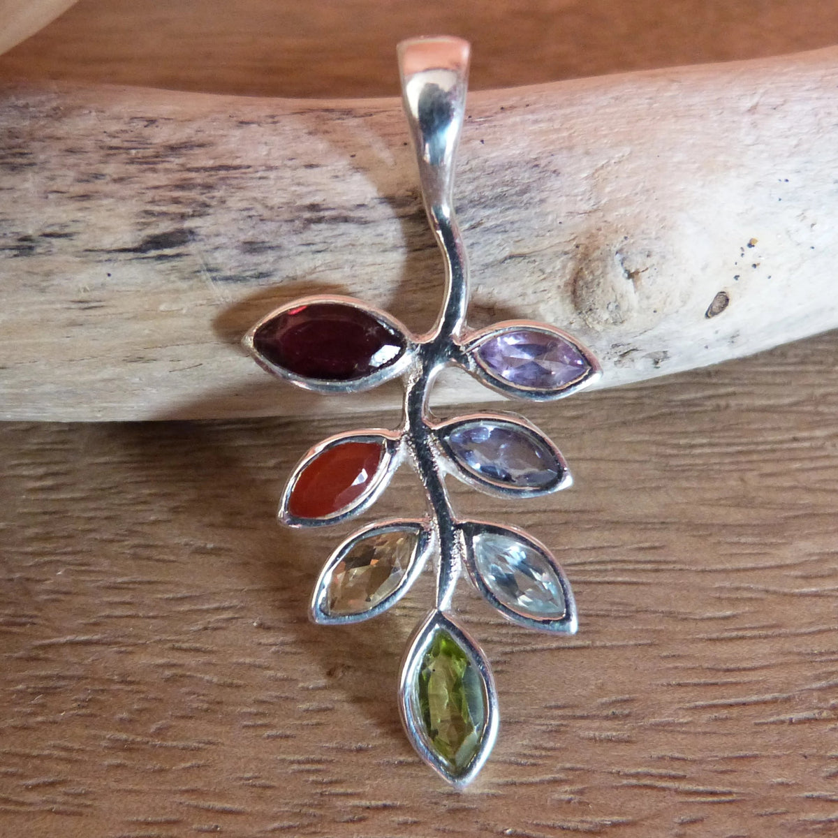Pendentif chakras en forme de feuille en argent avec grenat cornaline citrine péridot topaze bleue iolite et améthyste