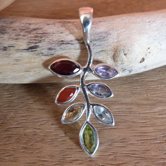 Pendentif chakras en forme de feuille en argent avec grenat cornaline citrine péridot topaze bleue iolite et améthyste