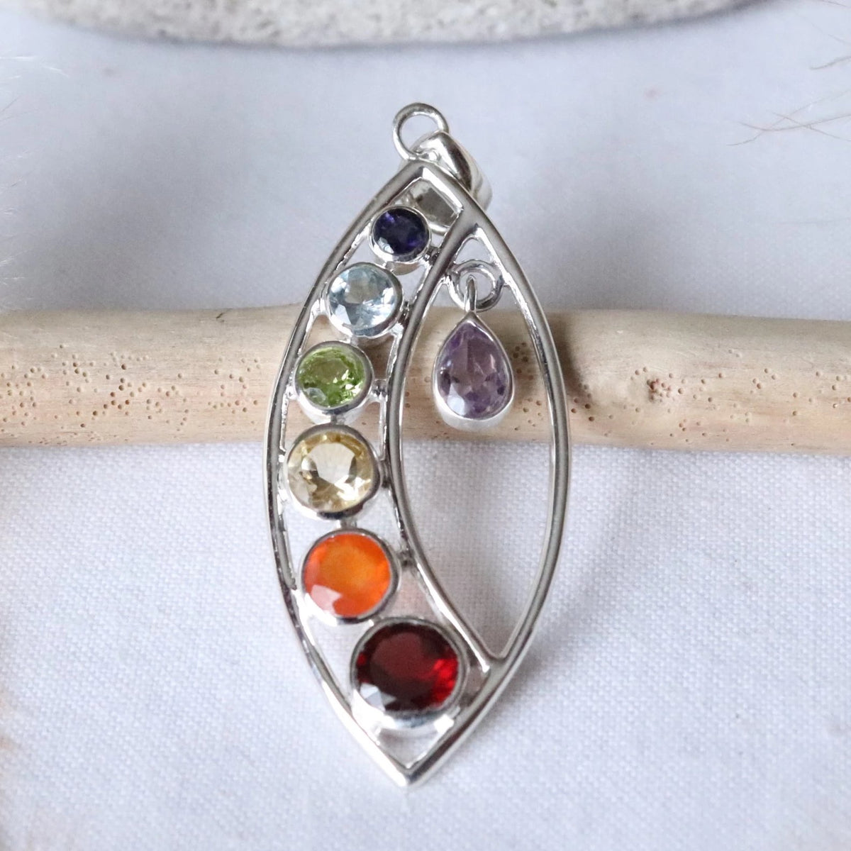 Pendentif chakras en argent avec iolite topaze bleue péridot citrine cornaline grenat et améthyste