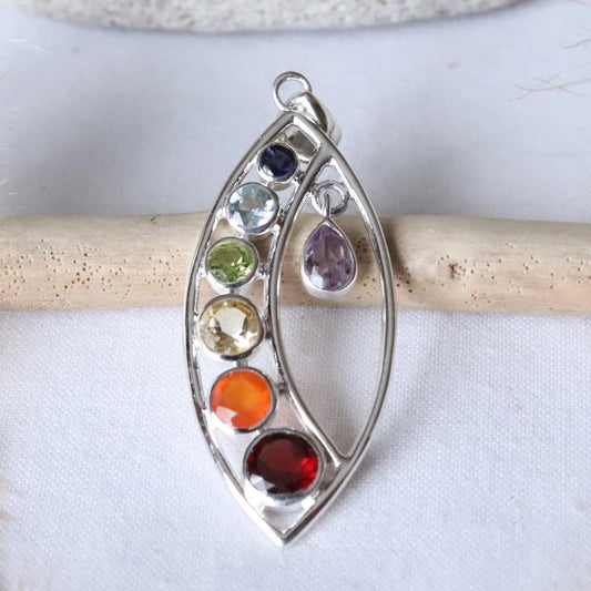 Pendentif chakras en argent avec iolite topaze bleue péridot citrine cornaline grenat et améthyste