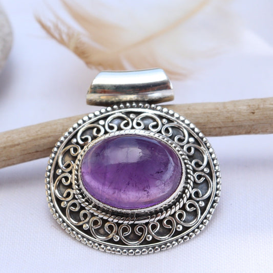Pendentif en argent ciselé et améthyste ovale 