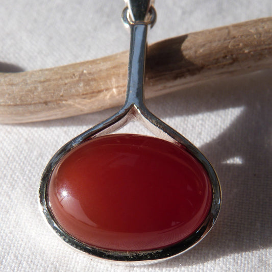 Pendentif en argent et cornaline ovale naturelle 