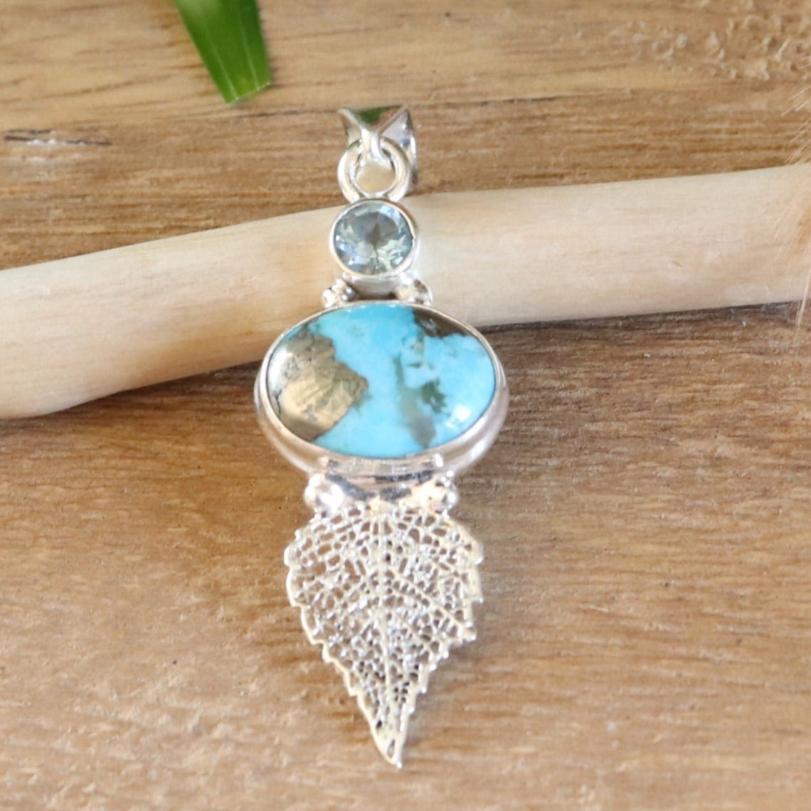 Pendentif feuille en argent avec turquoise à inclusion de pyrite et topaze bleue à facettes