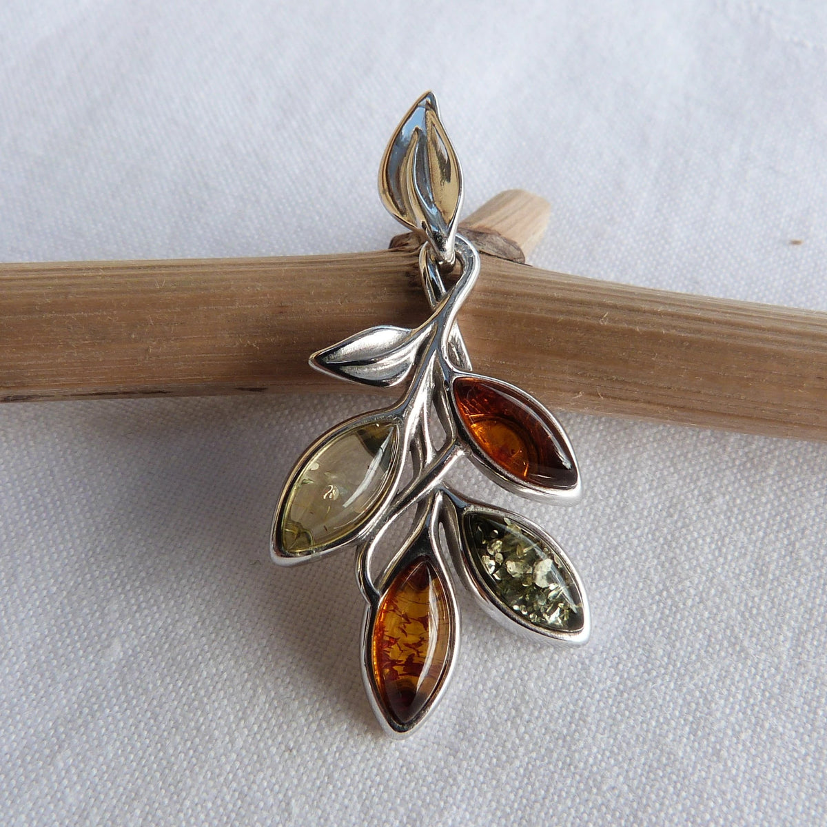 Pendentif feuille en argent et ambre 