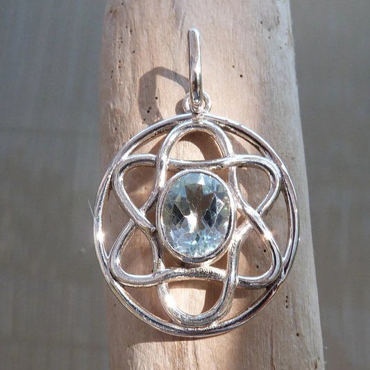 Pendentif fleur en argent avec topaze bleue facettée. 