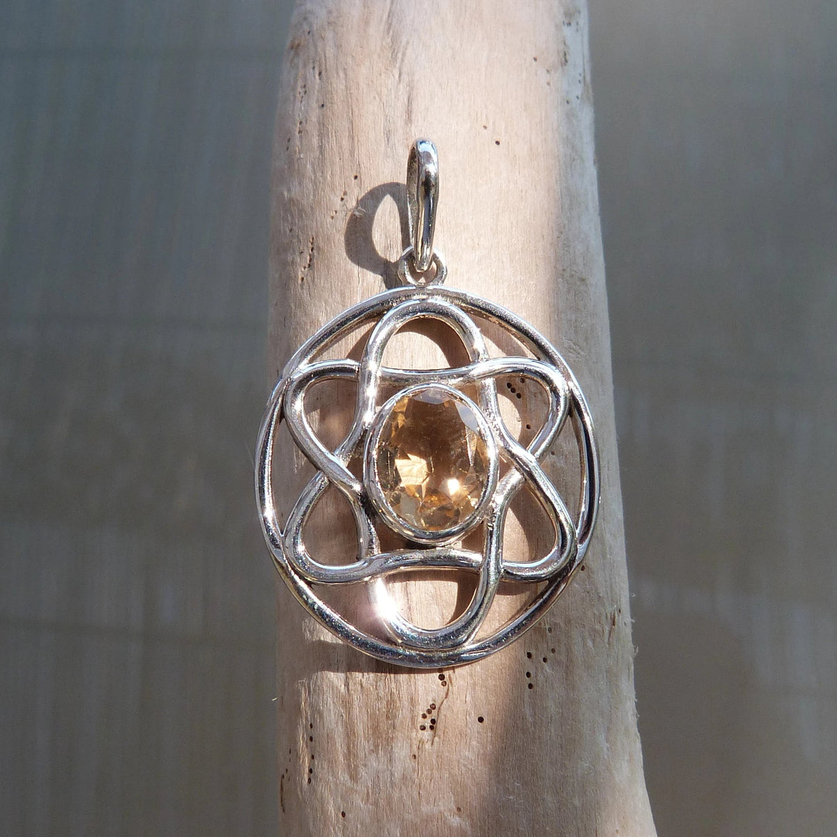 Pendentif fleur en argent avec citrine facettée. 