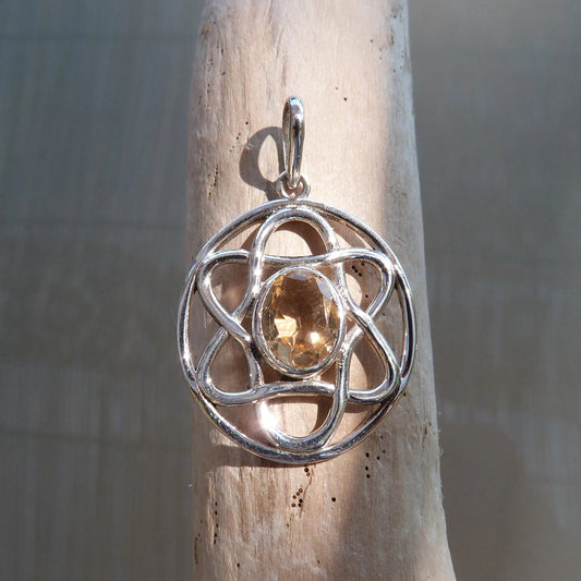 Pendentif fleur en argent avec citrine facettée. 
