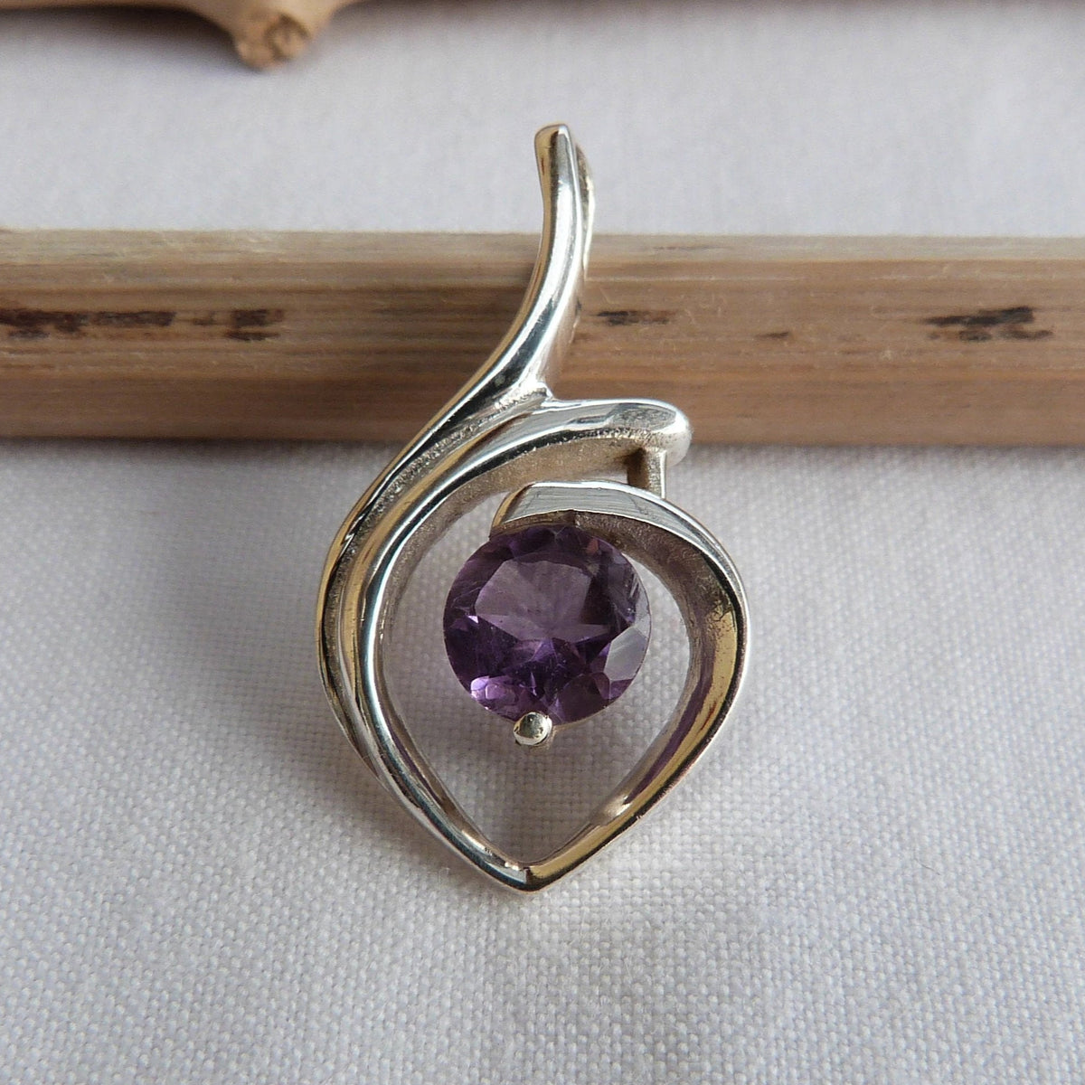 Pendentif forme goutte en argent et améthyste 