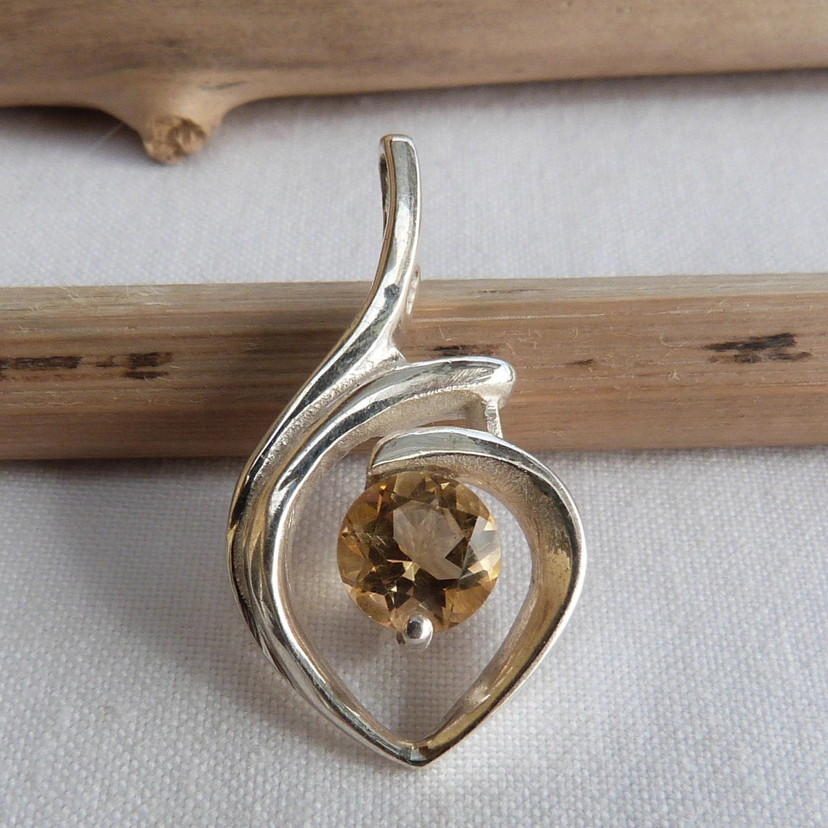 Pendentif forme goutte en argent et citrine