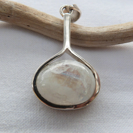 Pendentif en argent et pierre de lune ovale