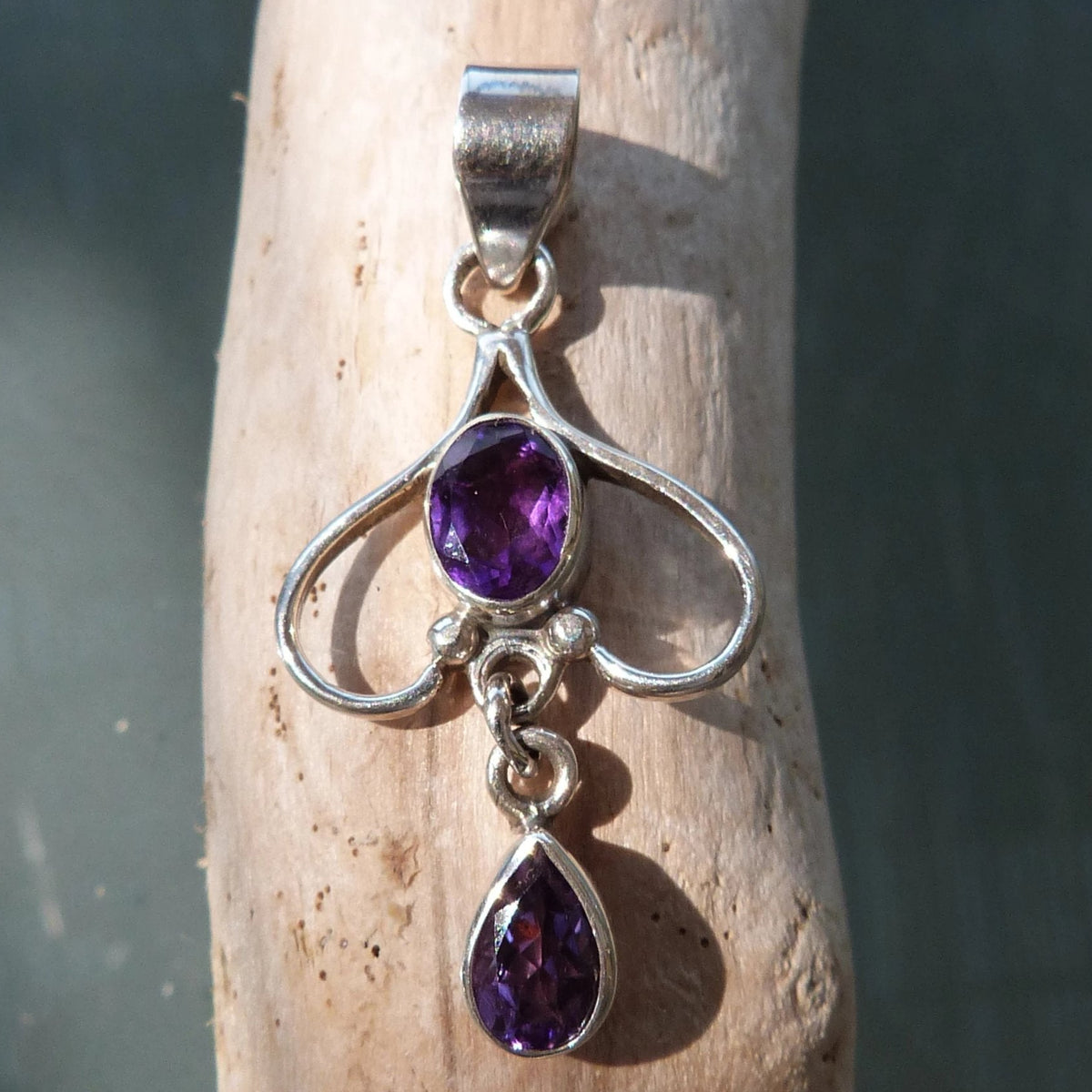 Pendentif long en argent et améthystes facettées ovale et forme poire