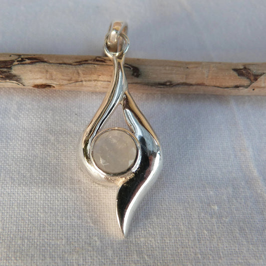Pendentif en argent et pierre de lune ronde 