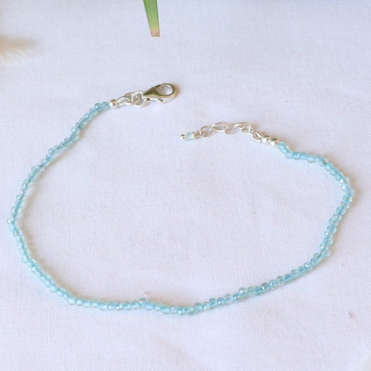 Bracelet fin en argent et perles d'apatite  facettées