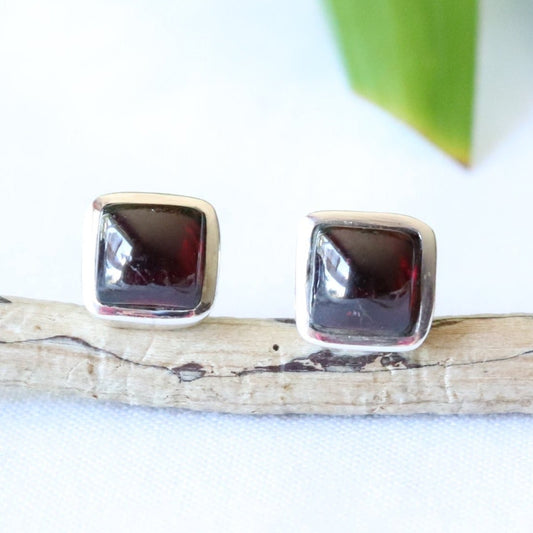Clous d'oreilles carrés en argent et grenat - Petite Rainette