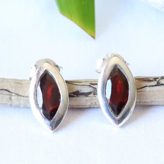 Clous d'oreilles navette en argent et grenat - Petite Rainette