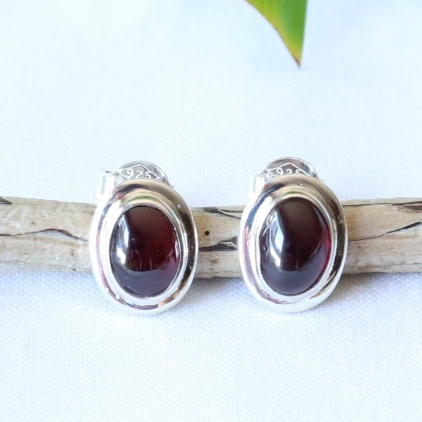 Clous d'oreilles ovales en argent et grenat - Petite Rainette