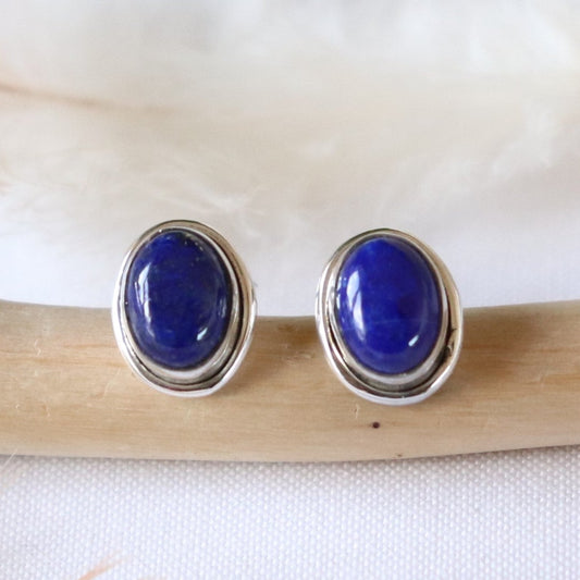 Clous d'oreille ovales en argent et lapis-lazuli