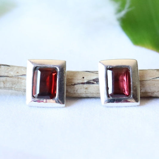 Clous d'oreilles rectangulaires en argent et grenat - Petite Rainette