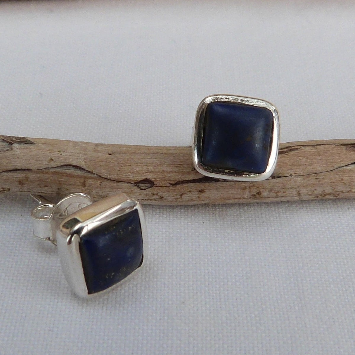 Clous d'oreilles carrés en argent et lapis-lazuli - Petite Rainette