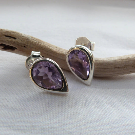 Puces d'oreilles forme poire en argent et améthyste facettée