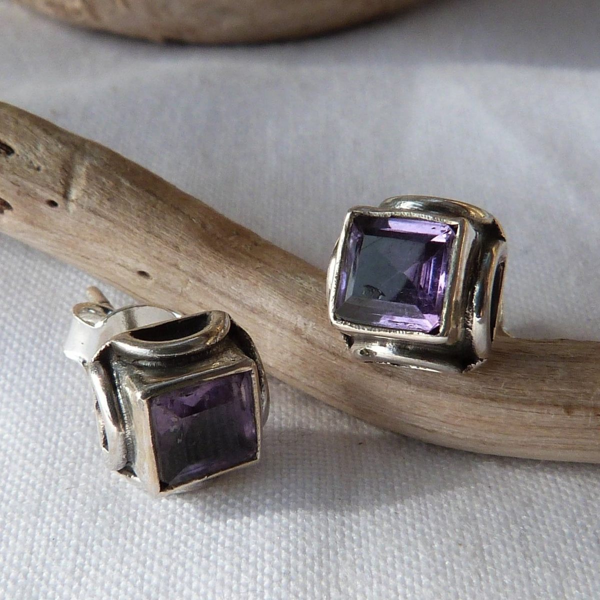 Boucles d'oreilles puces en argent et améthyste carrée facettée 