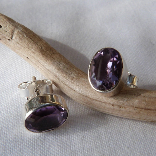 Boucles d'oreilles puces ovales en argent et améthyste ovale facettée