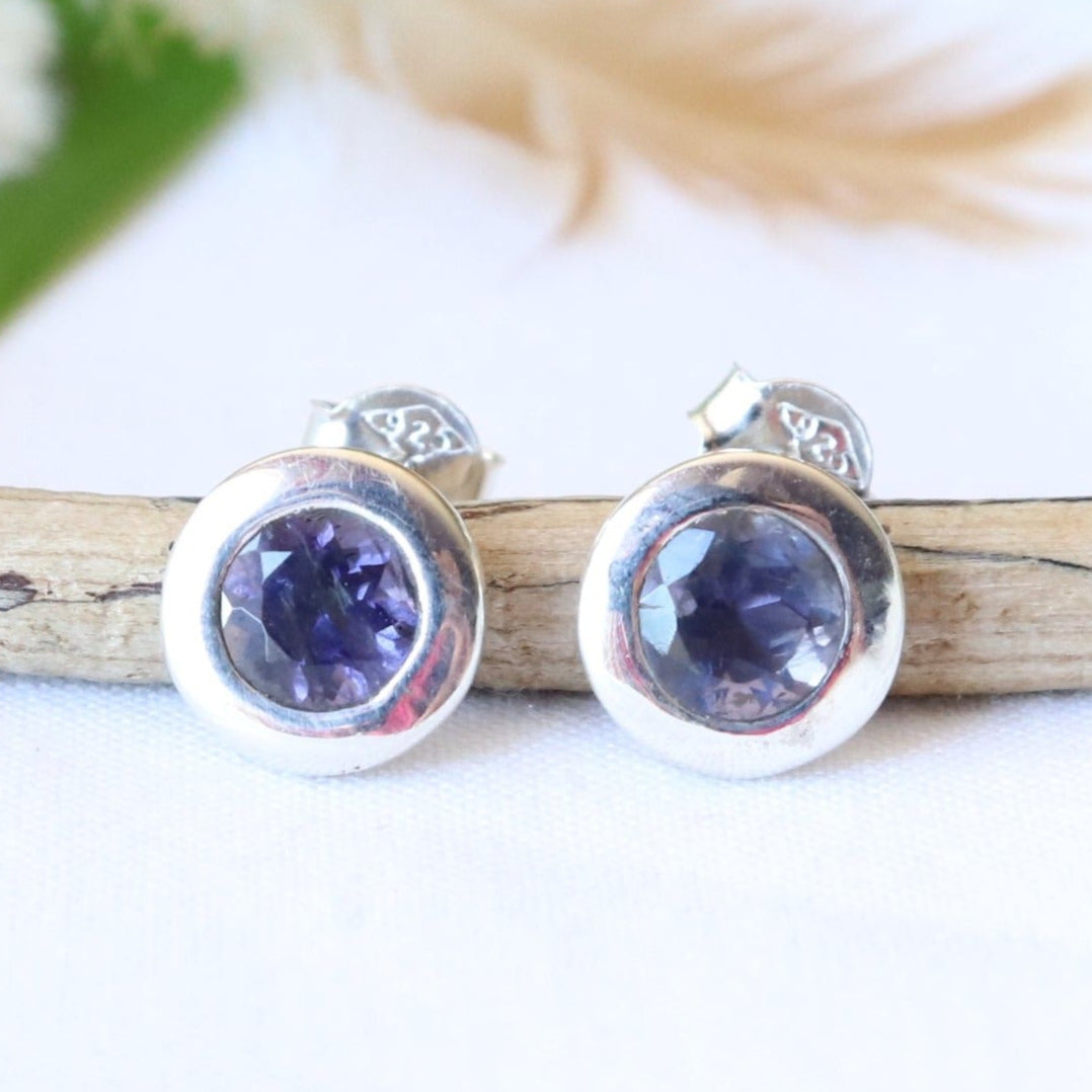Clous d'oreilles rond en argent et iolite. - Petite Rainette
