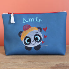 Charger l'image dans la galerie, Trousse panda personnalisée avec prénom brodé en simili cuir bleu