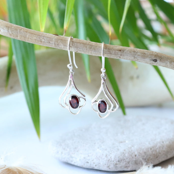 Boucles d'oreilles longues en argent et grenat - Bijoux Cailloux Bambou