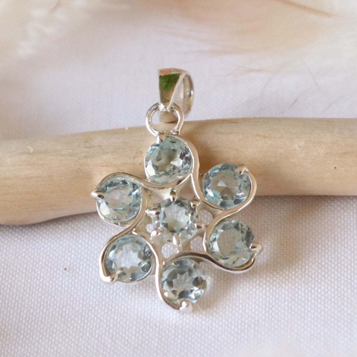 Pendentif fleur en argent et topaze bleue - Petite Rainette