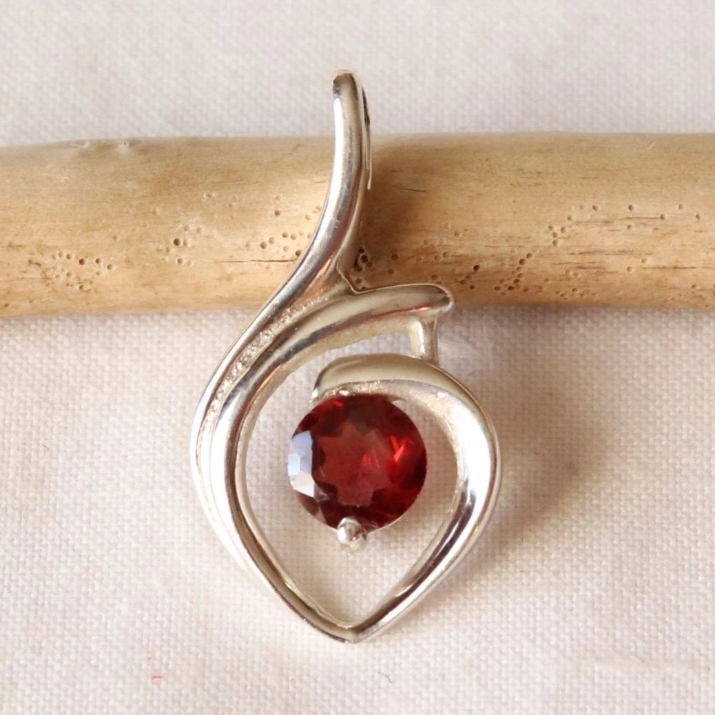 Pendentif forme goutte en argent et grenat - Petite Rainette