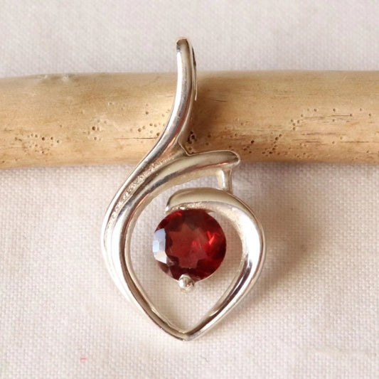 Pendentif forme goutte en argent et grenat - Petite Rainette