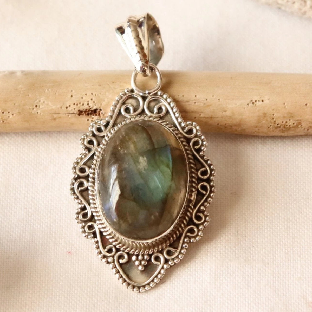 Pendentif en argent travaillé et labradorite ovale