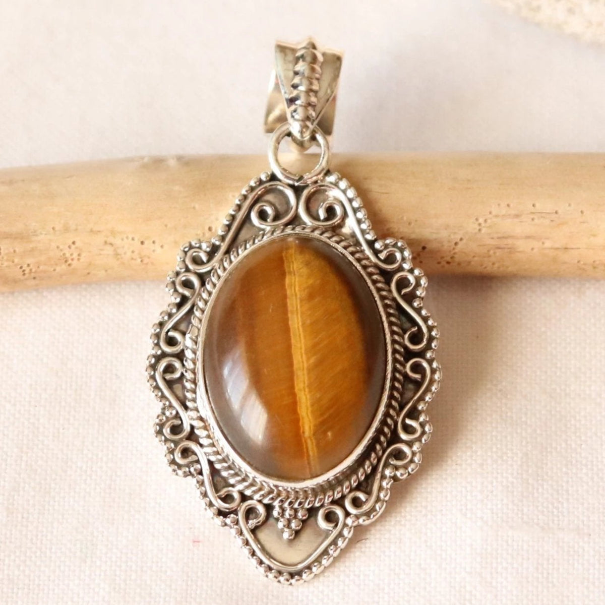 Pendentif en argent travaillé et oeil de tigre - Petite Rainette