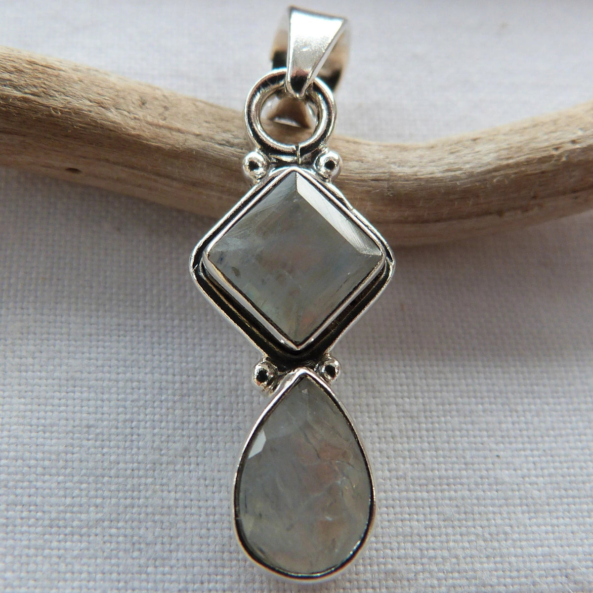 Pendentif en argent et pierre de lune -