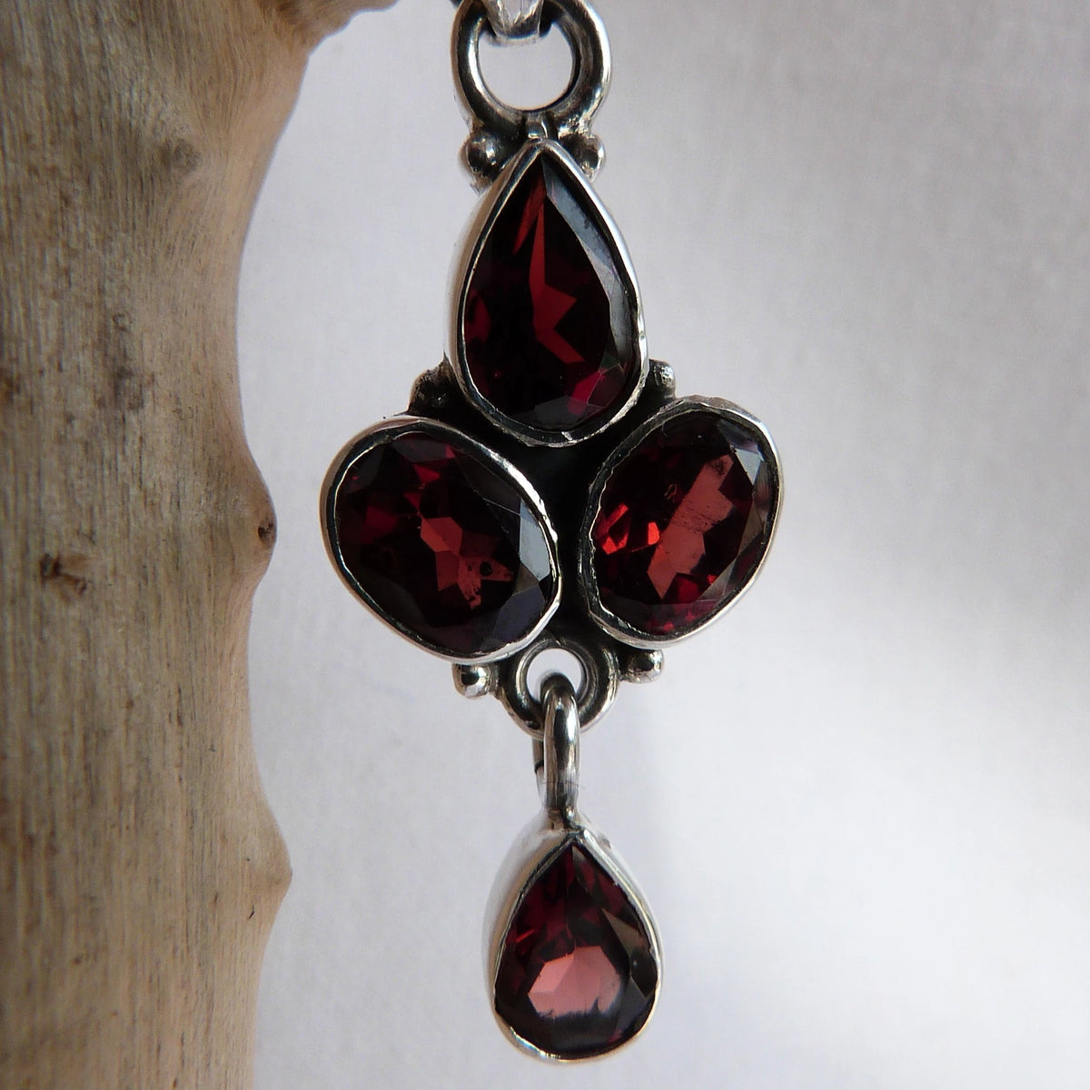 Pendentif long en argent et grenats sertis à facettes