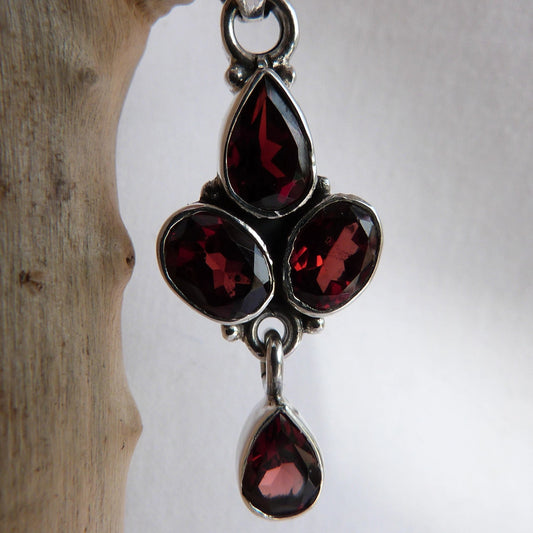 Pendentif long en argent et grenats sertis à facettes