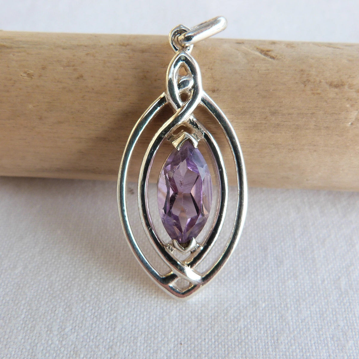 Pendentif en argent et améthyste forme navette facettée 